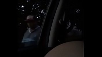 Esposa mamando en el auto y mostrando culo a extraño