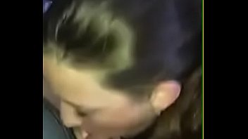 Giovane studentessa italiana Spompina ricevendo la sborrata in bocca www.yuvideos.com