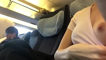 amatrice nous montre sa poitrine discretement dans le train