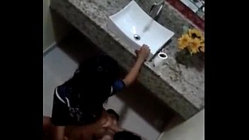 Casal bebado flagrado fodendo no banheiro