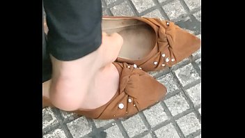 candid feet - pezinhos fora da sapatilha