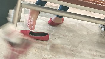 candid feet - girl soles