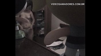 Câmera escondida por padrasto voyeur grava vídeo de enteada nua ao trocar de roupa