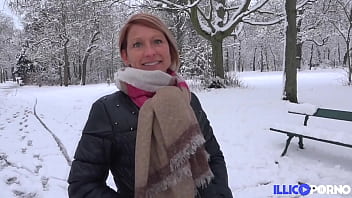 Laura, milf sexy, enculée après une exhib dans la neige